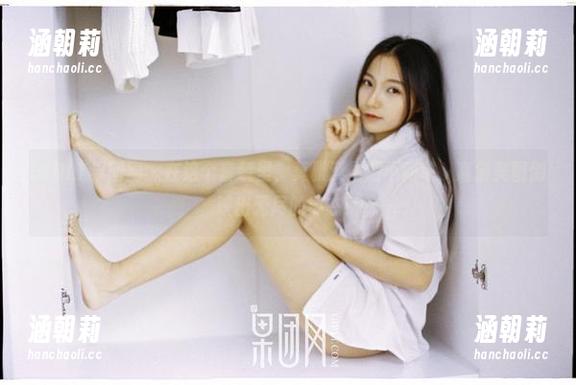 GIRLT果团网 - 在这个套装里，莫雅淇果然不简单，高清美图倒映出无尽的姿态！