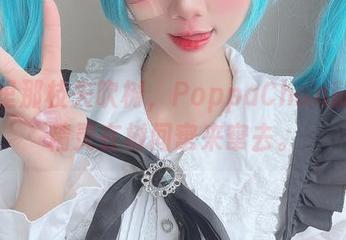 照片里那枝矢吹树，PoppaChan就像小精灵在树间窜来窜去。