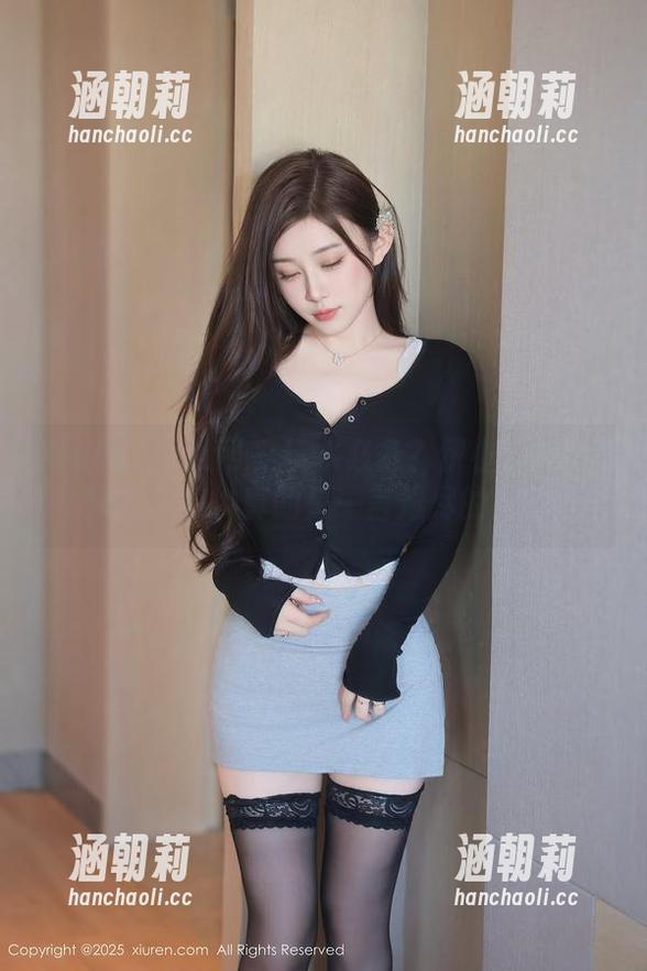 Xiuren秀人网-伊小七MoMo Xiuren秀人网 - 玩水必备?伊小七MoMo泳衣合集,真的是一言难尽的选择!