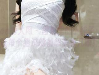 Xiuren秀人网 – 图包里的小纯子：美脚让每个路过的都想多看几眼！