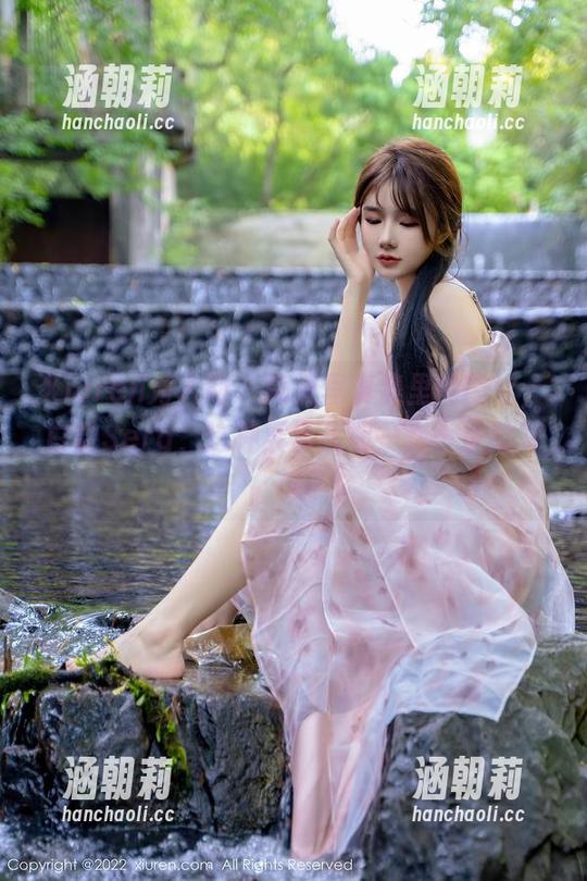 Xiuren秀人网 - 高清写真集里的肉丝，白微Sera，这种展示犹如一次小小的叛逆