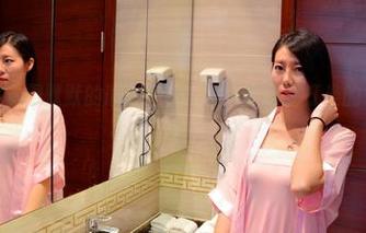 pans – 你觉得默默的瑜伽在线，图片能比我打坐的气质更高雅吗？