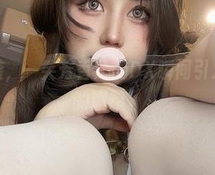 私拍来袭，一笑芳香沁的DX瞬间引发我无尽的遐想。