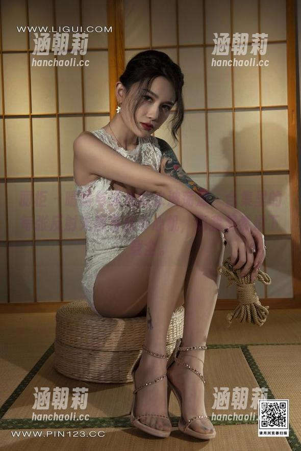 丽柜 - 晴晴与泳池的水波荡漾，合集里的每张反射光都有点小心机，而我居然没下载全。