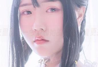 在红衣里游走—今汐和她的原图，谁更抢眼？