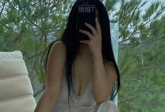 微密圈 – 俏妞t拿图包证明：胯宽过肩真成神仙标配！