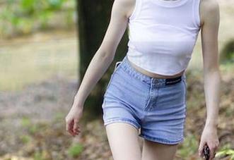 初夏女神 – 暴露出内心的小骚动，柒柒用睡衣作品让你情不自禁。准备好下载了吗？