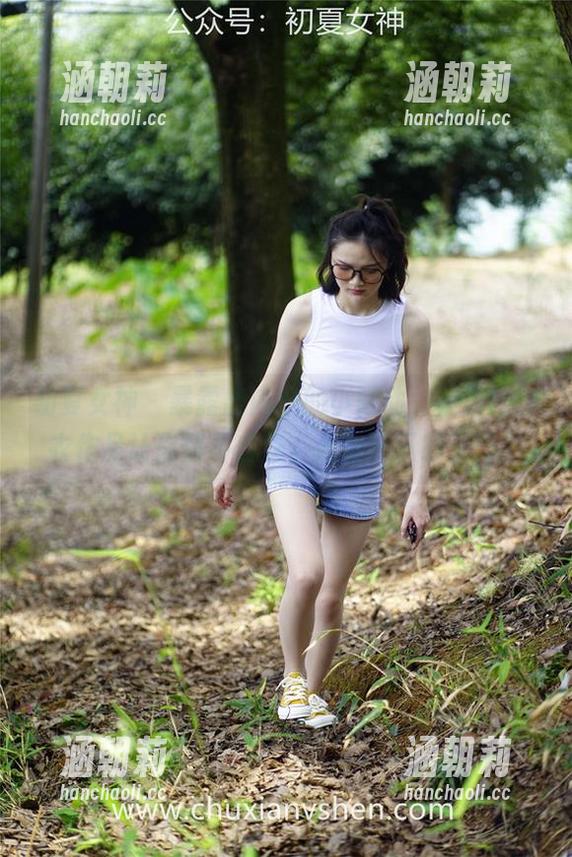 初夏女神-柒柒 初夏女神 - 暴露出内心的小骚动,柒柒用睡衣作品让你情不自禁。准备好下载了吗?