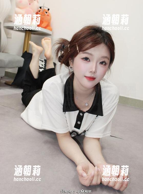 小众视觉-灵灵 小众视觉 - 观看灵灵的泳衣作品,神情不知不觉就犯了迷糊。