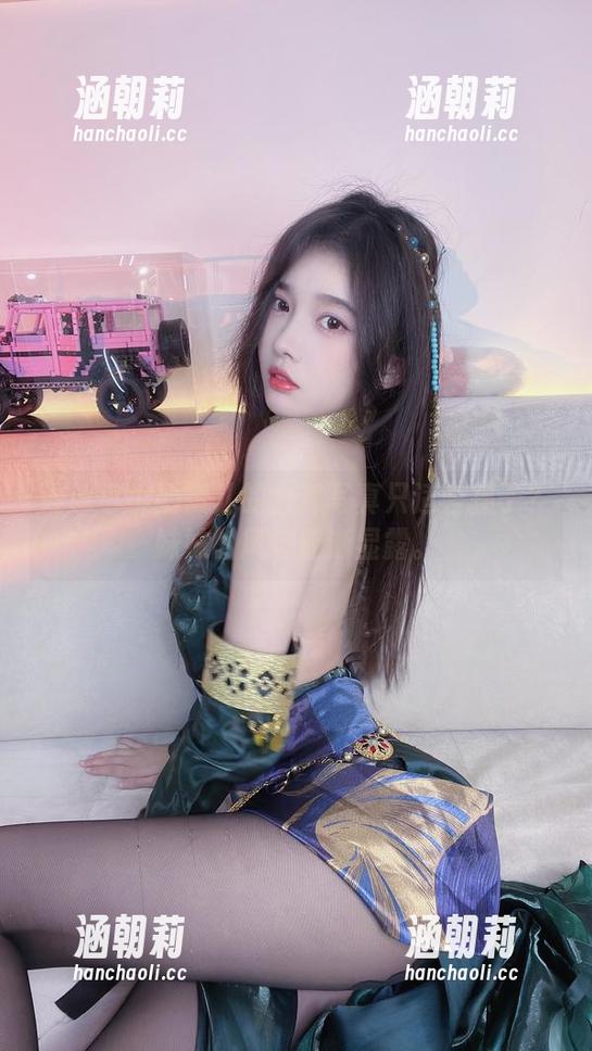谁说小小奶瓶儿的全套写真只适合孩子？妹妹的风味逐渐显露。