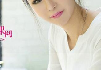尤果网 – 安柔的美足写真，就像她无意间走过的风，轻轻一撩，让人颤抖！