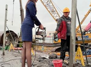 微密圈 – 就是阿朱啊的图包：红裙穿得如同炒土豆丝，鲜！辣！入味！小心别被吃掉哦。
