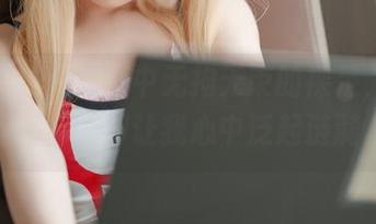 幼水铃衣在原图中无拘无束的裸足，明明很简单，却让我心中泛起涟漪。