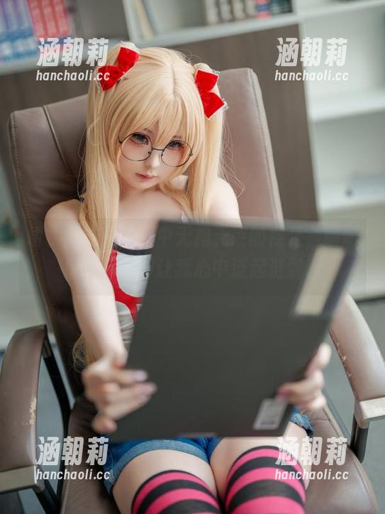 幼水铃衣在原图中无拘无束的裸足，明明很简单，却让我心中泛起涟漪。