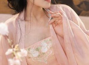 免费获得桃暖酱的汉服古风套图，承包了我今天的好奇心！