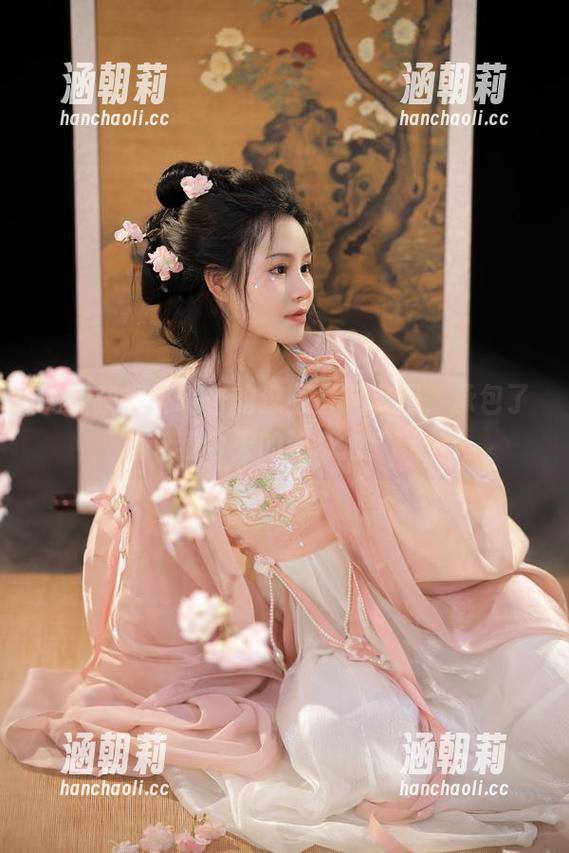 桃暖酱 免费获得桃暖酱的汉服古风套图,承包了我今天的好奇心!