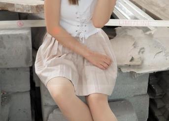 梦丝女神 – 香萱的原图与制服合二为一，令人目不转睛的搭配！