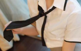 模范学院 – yoo优优的短裙写真，看完免费的，得猜她藏了多少条短裙在后面！