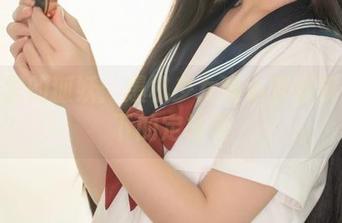 写真里的狐妖：爆机少女喵小吉俏皮背景下的定格美