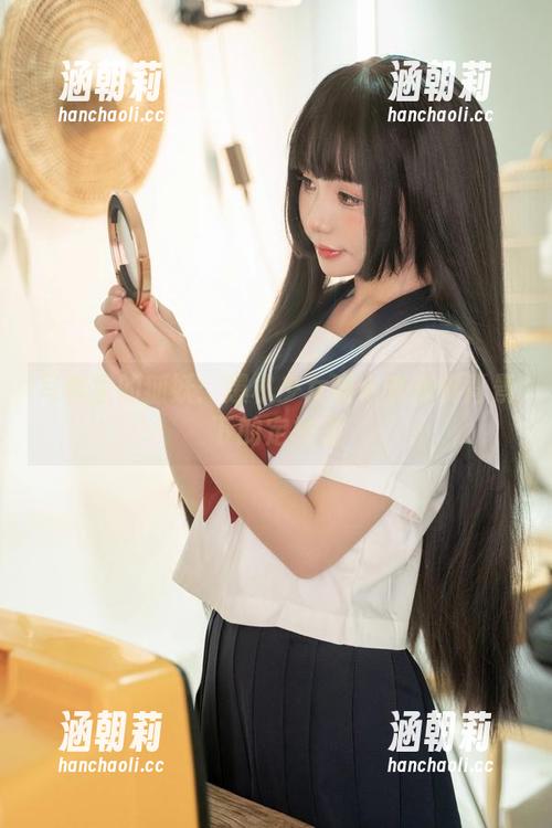 写真里的狐妖：爆机少女喵小吉俏皮背景下的定格美