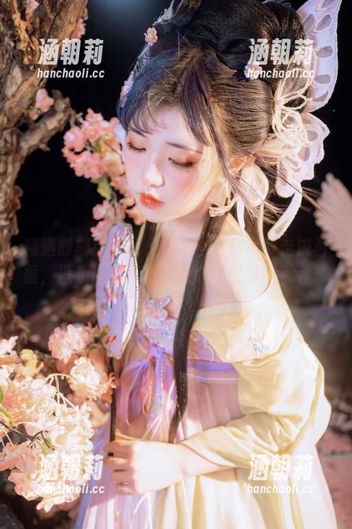 爆机少女喵小吉 精选时刻!爆机少女喵小吉穿吊带走进画框,没想到我竟然只是个路过的围观者....
