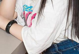 爱尤物 – 李莉莉在写真中传达的那种“情难了”，让我想起了什么呢？