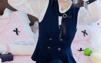 物恋传媒 – 嘟嘟的白棉袜写真更新，怎么看都是一股奇怪的风格啊。