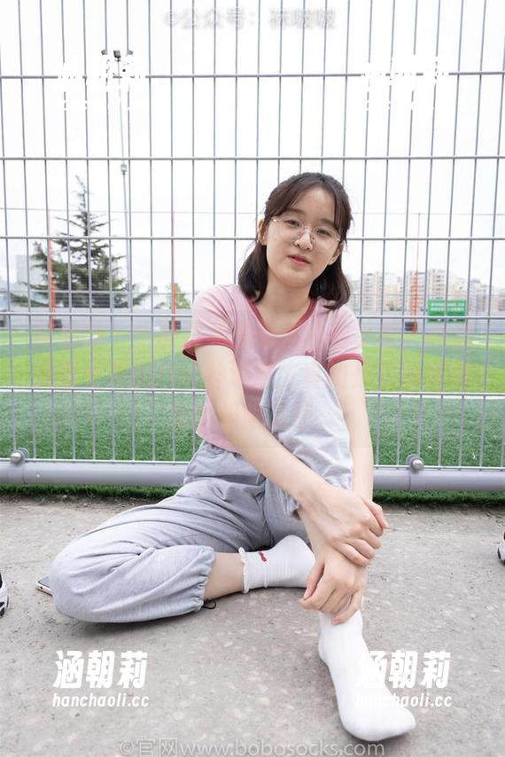 袜啵啵 - 小甜豆和她的黑色丝手套，高清美图引发的700种遐想，真的是对我脑容量的极限挑战。