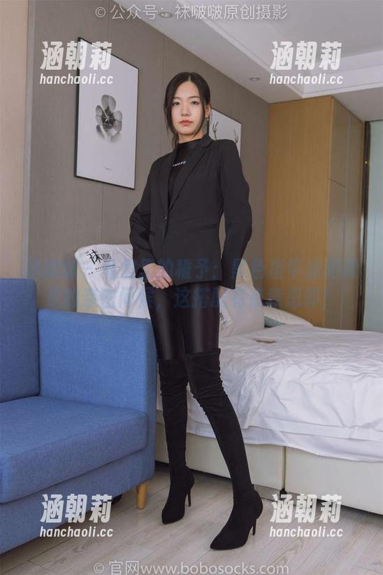 袜啵啵 - 私房里的稚予：黑色指甲油和裸足的亲密问候，这搭配有点意思耶！