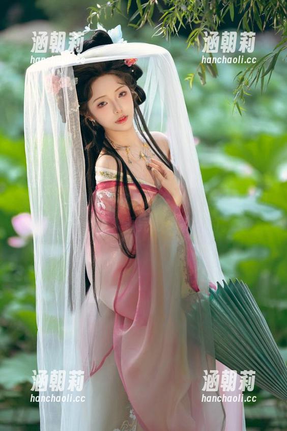 雯妹不讲道理 雯妹不讲道理的双马尾,就是要全套原图送上,让人看完心里痒痒的。