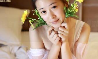 青豆客 – 白丝合集里的嘉宝贝儿Vetiver，毫无保留的展示，真让人觉得有点想心虚。