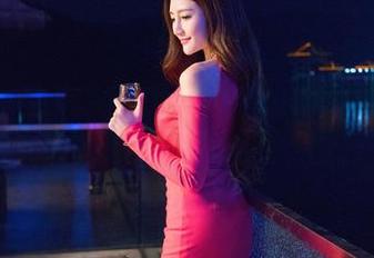 青豆客 – 王婉悠水手服写真，这幅图集就像海浪轻轻拍打的海岸线，简单却迷离