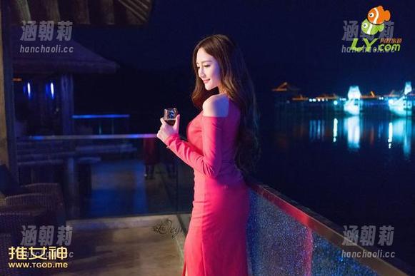 青豆客 - 王婉悠水手服写真，这幅图集就像海浪轻轻拍打的海岸线，简单却迷离