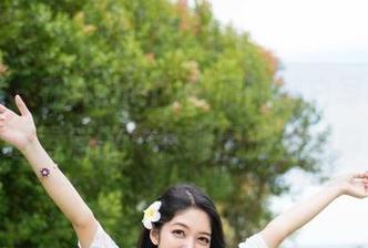 魅妍社 – 在Ashely丽丽的纯白写真里，一切喧嚣消散，只剩图册里的静谧。