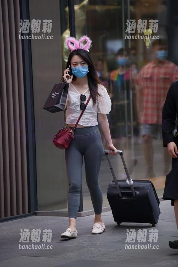 魔镜街拍 - 看！白色连衣裙化身灯光下的楼楼，最新美图持续散发仙女气息。