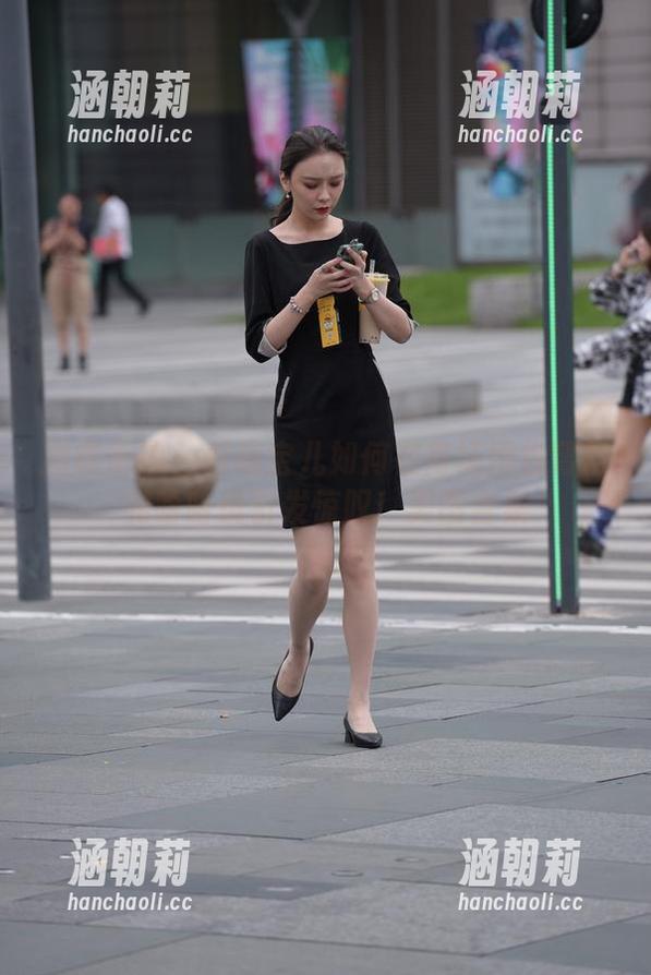 魔镜街拍 - 看萌宝儿如何在商场用包臀裙和哈哈镜引发惊叹！美图合集