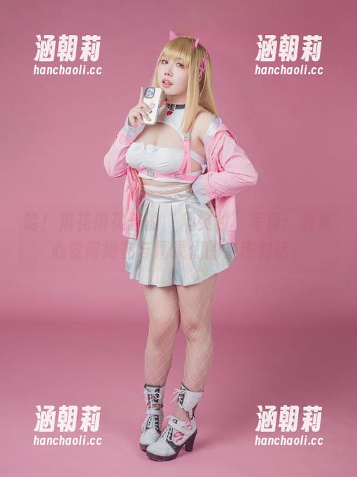 哈！麻花麻花酱的“精灵村”写真：我真心觉得她在与精灵们的亲密对话。